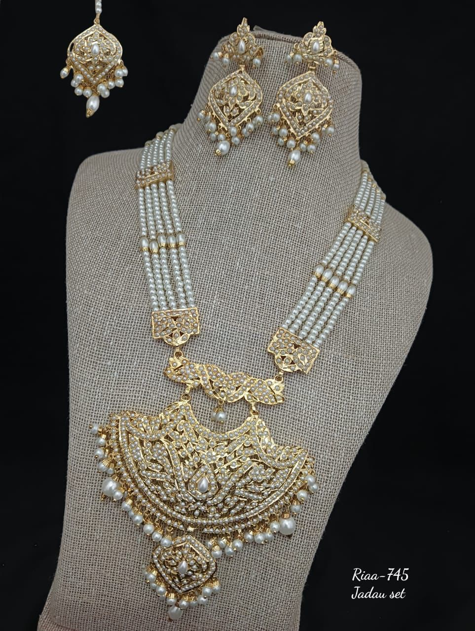 Antique Necklace Set Classic and Sober Look