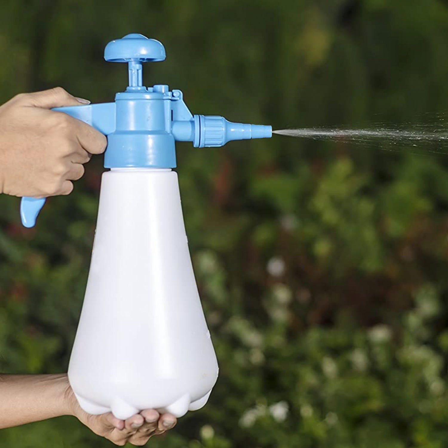 9023 1 litre Garden Sprayer used in all kinds of garden and park for sprinkling and showering purposes. 