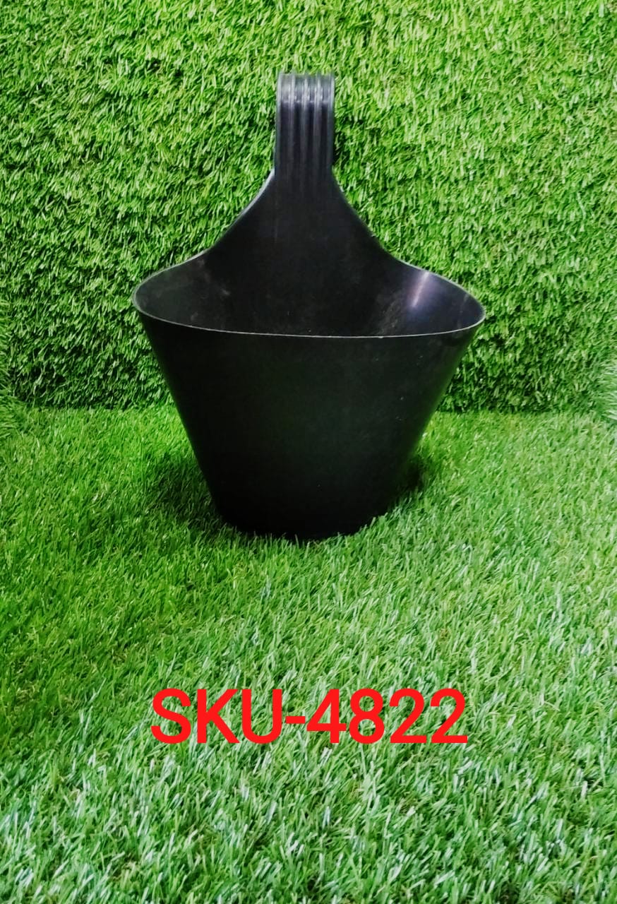 4822 Hanging Planter Pot used for storing and holding plants and flowers in it and this is widely used in in all kinds of gardening and household places etc. 